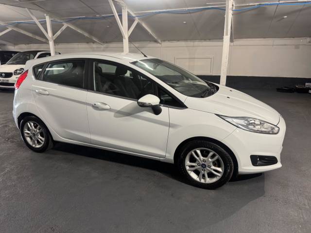 Ford Fiesta 1.0T EcoBoost Zetec Euro 6 (s/s) 5dr Hatchback Petrol White