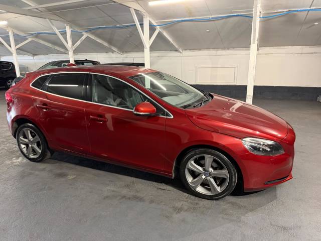 Volvo V40 2.0 D2 SE Lux Euro 6 (s/s) 5dr Hatchback Diesel Red